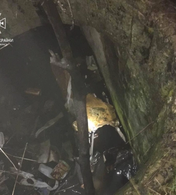 У Львові чоловік упав у глибокий каналізаційний колодязь