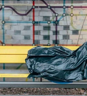 У Дніпрі на зупинці знайшли мертвого чоловіка (Фото)