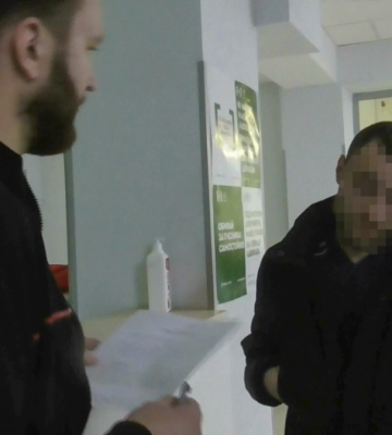 Виніс техніку та інструменти: у Києві чоловік пограбував барбершоп
