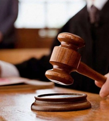 Постав перед судом: у вересні чоловік напав з косою на військового, який роздавав повістки