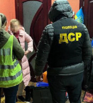 Поліцейські Києва викрили організовану групу, яка виготовляла документи для переправлення призовників за кордон