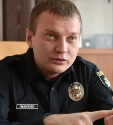Сам опозорился и девушку &quot;бросил&quot;: начальник львовской патрульной полиции подарил недействительный пропуск