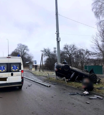 Смертельна ДТП: на Рівненщині на Київ-Чоп перекинувся легковик (ФОТО)
