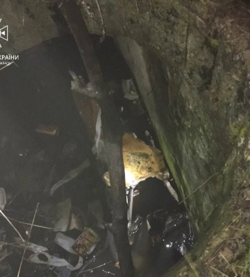 У Львові чоловік упав у глибокий каналізаційний колодязь