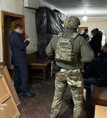 ДБР взяло на хабарі начальника ексрайвійськкомату на Львівщині, який діяв у парі з ВЛК