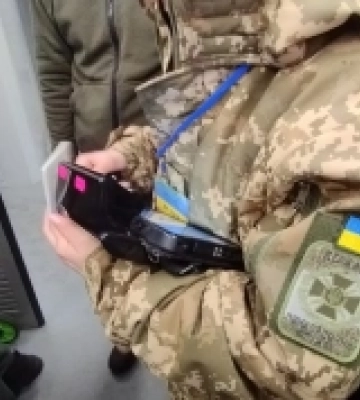 На Закарпатті узбек намагався перетнути кордон із холодною зброєю в авто (ФОТО)