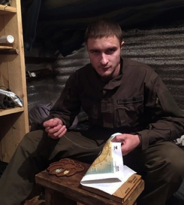 Нацгрвардієць з Волині вишиває бісером ікони