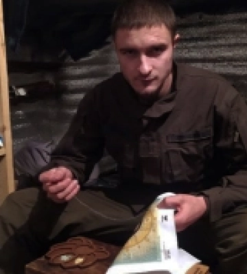 Луцький нацгвардієць вишиває ікони бісером