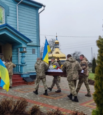 Залишилася дружина і донечка: на Волині провели в останню дорогу Героя Ростислава Слєсара