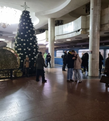 У метро Харкова прибирають новорічну ялинку (Фото)