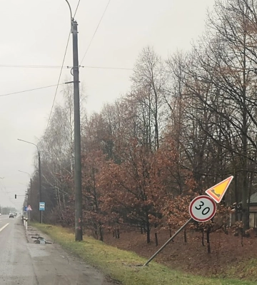 На дорозі під Луцьком вандали збили п’ять стійок з дорожніми знаками 