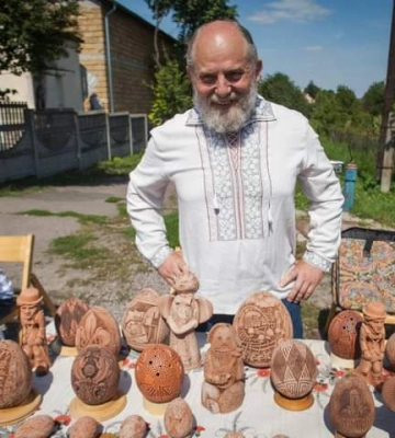 Відомий художник-кераміст виготовляє окопні свічки для ЗСУ