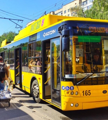 У Полтаві запустили безготівкову оплату проїзду у 70 тролейбусах та 15 автобусах