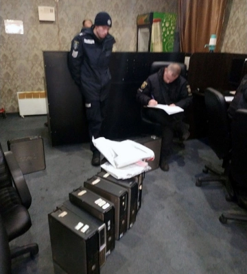 Замаскували під магазин одягу: у Запоріжжі поліція викрила гральний заклад (ФОТО)