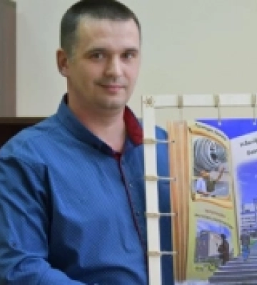 Працівник Рівненської АЕС створює картини з дерева