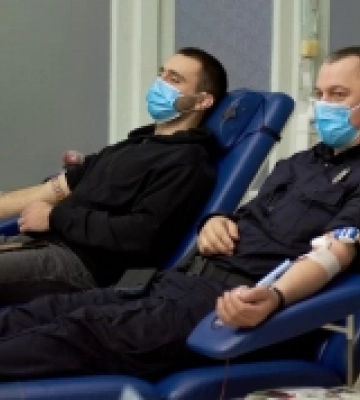 Рівненські поліцейські здали 15 літрів крові для поранених бійців. ФОТО