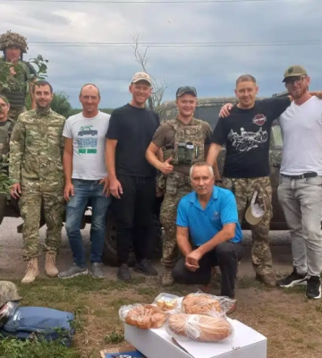 Хотіли закрити бізнес, але вирішили допомагали людям: історія подружжя з Луцька, яке пече і возить хліб на схід