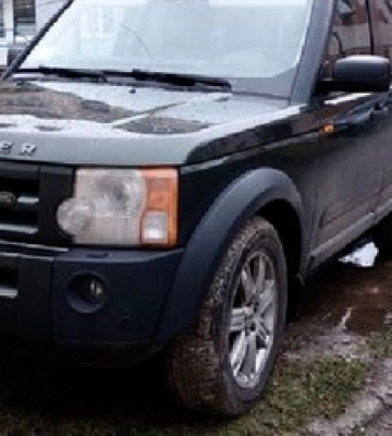 У Луцьку оштрафували водія за залишений на газоні Land Rover