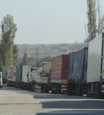 На Керченську переправу з боку Росії в черзі зібралося сто вантажівок
