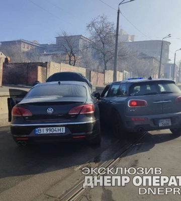 У Дніпрі на Архітектора Петрова Mini Cooper влаштував ДТП: відео моменту