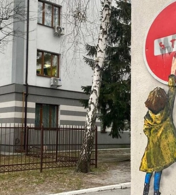&quot;Зупиніть війну&quot;: у Бучі з’явилось вуличне графіті від художника з Італії