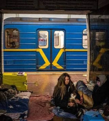 Київське метро переповнене людьми, що ховаються від російських ракет – незламні фото