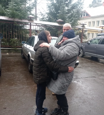 Підліток, який виїхав на Рівненщину з фронтового Бахмута, після довгої розлуки зустрівся з мамою