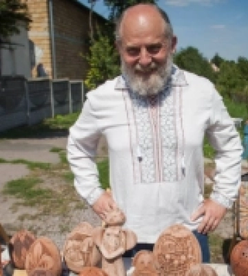 Відомий рівненський художник-кераміст взявся за виготовлення окопних свічок для ЗСУ