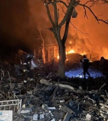 Унаслідок нічного ракетного удару по об’єкту інфраструктури на Запоріжжі 3 людини загинуло, ще 7 зазнали поранень. ФОТОрепортаж