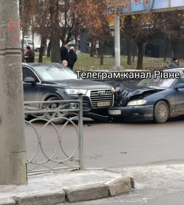 У Рівному не розминулися легковики
