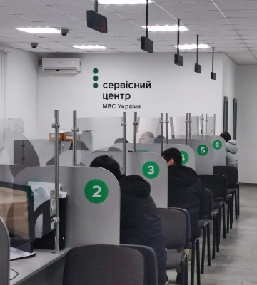 У сервісному центрі МВС в місті Ужгороді затримали водія
