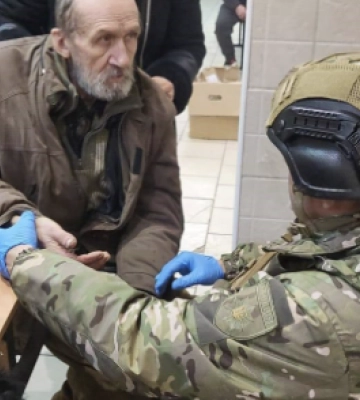 Під нестихаючими обстрілами «Білі Янголи» евакуюють місцевих з Бахмута і доставляють гуманітарну допомогу