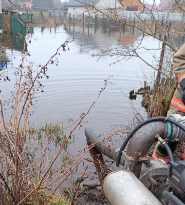 Волинь затоплює: щодоби рятувальники відкачують сотні кубів води