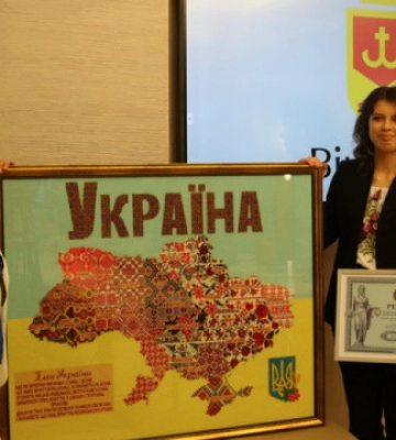 У Вінниці зареєстрували національний рекорд - найбільшу мапу України, вишиту підліткою