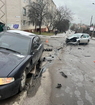 У Рівному не розминулися легковики