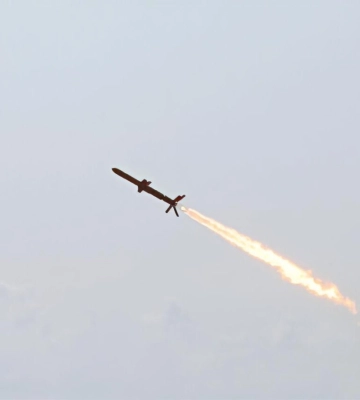 Упала в озеро: киевские полицейские показали обломки ракеты Х-55 