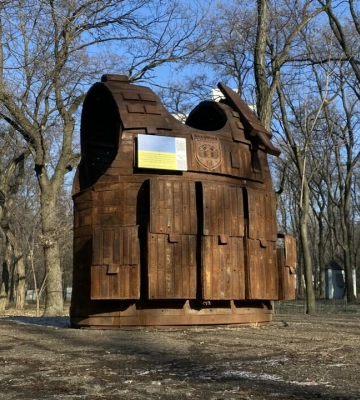 Символізує єдність та незламність: у Дніпрі з’явився пам’ятник бронежилету (Фото)