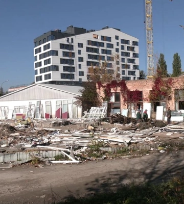 Кіоск на базарі виявився нерухомістю. Тепер місто мусить заплатити його власниці майже 300 тисяч