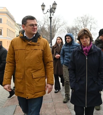 Глава МИД Франции посетила Одессу. Колонна вместе с Кулебой почтили память погибших украинских военных на местном кладбище