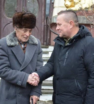 Дідусь з Івано-Франківщини, який пережив Другу світову, віддав всі свої заощадження ЗСУ