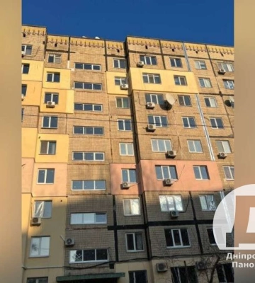 На ж/м Перемога у Дніпрі продовжують замінювати вікна, які було пошкоджено внаслідок ворожого удару