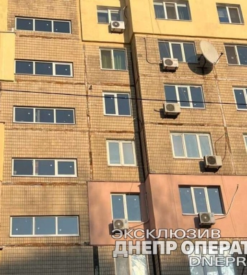 Роботи тривають: у пошкодженому російською ракетою будинку в Дніпрі замінили понад 400 вікон