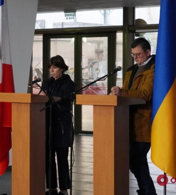 Глава МИД Франции посетила Одессу. Колонна вместе с Кулебой почтили память погибших украинских военных на местном кладбище