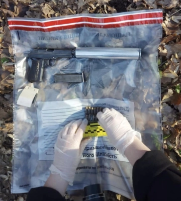На Закарпатті рецидивіст намагався налагодити канал збуту вогнепальної зброї (ФОТО)
