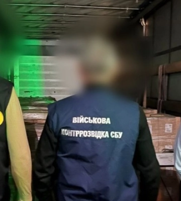 На Закарпатті волонтер благодійного фонду намагався продати гумдопомогу для ЗСУ