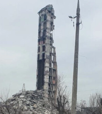Все, що залишилося від багатоповерхівки в окупованому Маріуполі. ФОТО ДНЯ