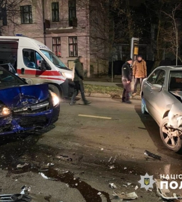 Нічна ДТП: у Чернівцях пізно увечері на швидкості зіткнулись дві автівки