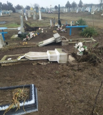 В Одеській області чоловік вчинив погром на кладовищі