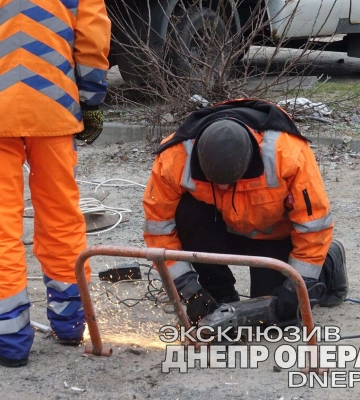 У дворі на Маршала Малиновського в Дніпрі демонтували незаконні паркувальні стовпчики 