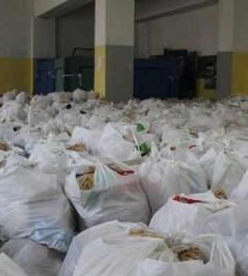 У Полтаві видають продуктові набори для переселенців